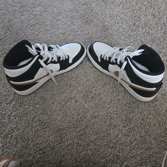 Air Jordan 1 Mid SE w/box - Picture 9 of 11